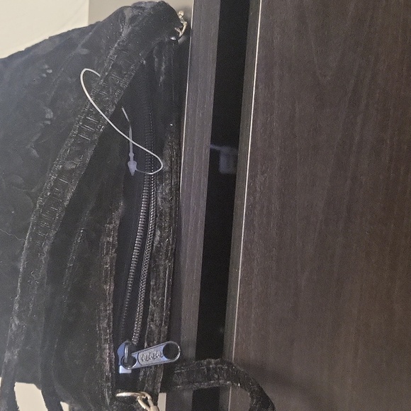 Beautiful handbag Nwot velvet with floral design - Picture 4 of 5